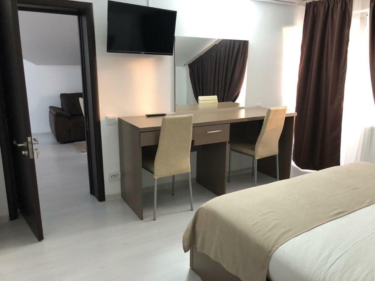 Fast Airport Accomodation Отопени Экстерьер фото